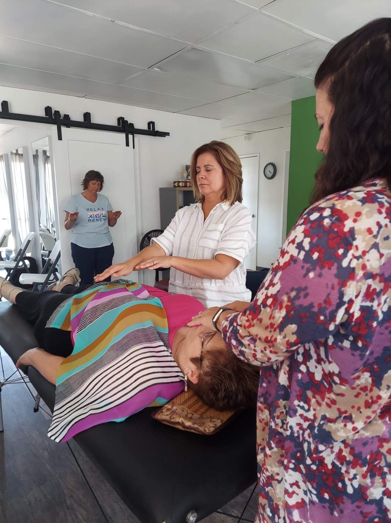 Reiki Benefits, reduce stress, increases relaxation, improves sleep, restores inner peace and harmony, balances mind and emotions, reduces pain, stimulates the immune system, fosters living in the present, speeds recovery form surgery or illness.